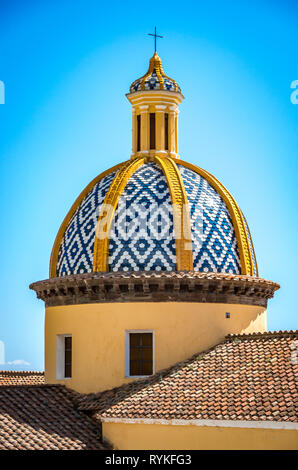 L'église paroissiale de Vettica Maggiore est dédiée à St Gennaro. Le bâtiment de style Renaissance, la basilique à trois nefs et à croix latine, a un reg Banque D'Images