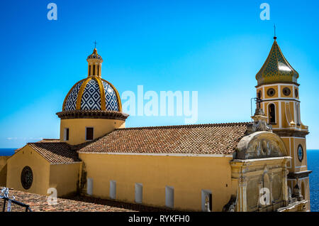 Voir l'église de San Gennaro à Vettica Maggiore toit arrondi dans Praiano, Italie Banque D'Images