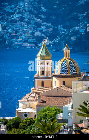 Voir l'église de San Gennaro à Vettica Maggiore toit arrondi dans Praiano, Italie Banque D'Images