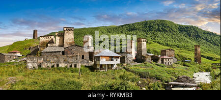 Maisons en pierre de la tour médiévale de Chazhashi Svaneti, Ushguli, Upper Svaneti, Samegrelo-Zemo Svaneti, Mestia, Georgia. Chazhashi est le village principal d'un Banque D'Images