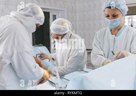 Les chirurgiens dans la salle d'opération Banque D'Images