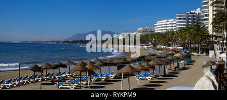 Vue panoramique sur la plage à Marbella, Costa del Sol, Espagne Banque D'Images