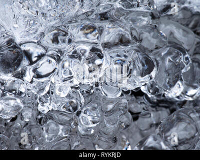 La glace, les glaçons dans l'eau Banque D'Images