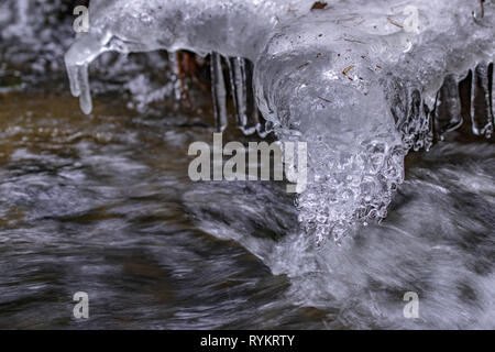 La glace, les glaçons dans l'eau Banque D'Images