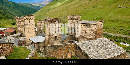 Maisons en pierre de la tour médiévale de Chazhashi Svaneti, Ushguli, Upper Svaneti, Samegrelo-Zemo Svaneti, Mestia, Georgia. Chazhashi est le village principal d'un Banque D'Images