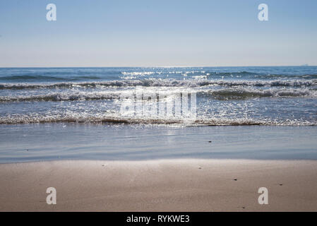 Voir à partir de la mer de vagues sur la surface de la mer Banque D'Images