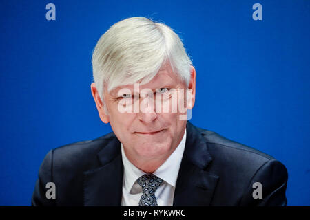 Essen, Rhénanie du Nord-Westphalie, Allemagne - Le Dr Rolf Martin Schmitz, chef de la direction de RWE, PDG de RWE RWE AG, conférence de presse de bilan. Esse Banque D'Images