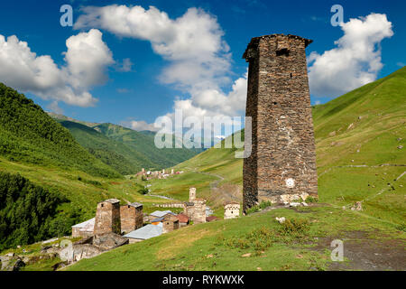 La tour médiévale en pierre de Svaneti Tamar Queen's Castle, Chazhashi, Ushguli, Upper Svaneti, Samegrelo-Zemo Svaneti, Mestia, Georgia. Banque D'Images