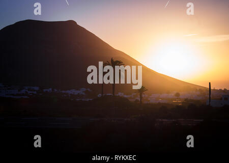 Coucher du soleil de Lanzarote - Canaries - Océan Atlantique - paysage volcanique Banque D'Images