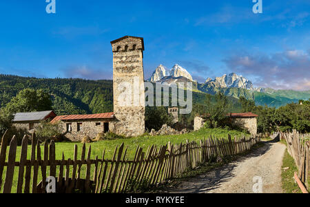 La tour médiévale en pierre maisons d'Lashtkhveri Svaneti, village dans les montagnes du Caucase, Upper Svaneti, Samegrelo-Zemo Svaneti, Mestia, Georgia. Unesco un Banque D'Images