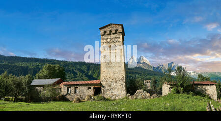 La tour médiévale en pierre maisons d'Lashtkhveri Svaneti, village dans les montagnes du Caucase, Upper Svaneti, Samegrelo-Zemo Svaneti, Mestia, Géorgie Banque D'Images