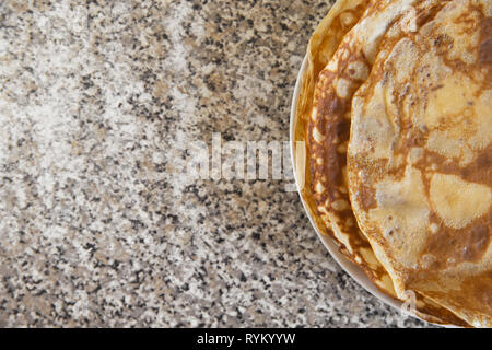 Crêpes au fromage à la crème sur la table kithcen Banque D'Images