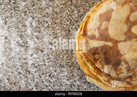 Crêpes au fromage à la crème sur la table kithcen Banque D'Images