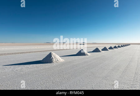 Les pyramides de sel de Colchani dans le sel d'Uyuni (Salar de Uyuni) où le sel est avant tout traitement de séchage, la Bolivie. Banque D'Images