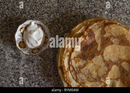 Crêpes au fromage à la crème sur la table kithcen Banque D'Images
