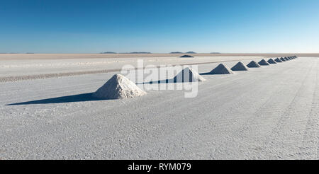 Panorama des pyramides de sel de Colchani dans le sel d'Uyuni (Salar de Uyuni) où le sel est avant tout traitement de séchage, la Bolivie. Banque D'Images