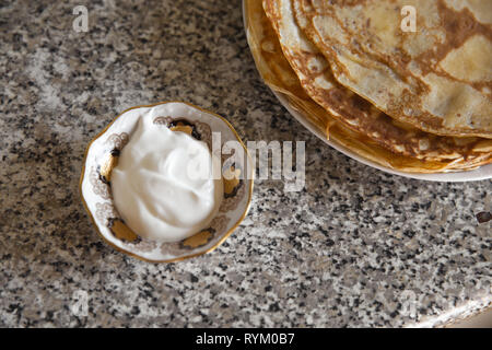 Les crêpes de crème de table kithcen et un chat statue en porcelaine Banque D'Images