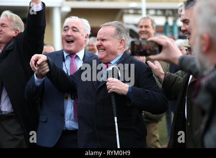 Andrew Gemmell, propriétaire de Paisley Park célèbre remportant la course du soleil au cours de l'obstacle des Stayers St Patrick's jeudi de la Cheltenham Festival 2019 à l'Hippodrome de Cheltenham. Banque D'Images