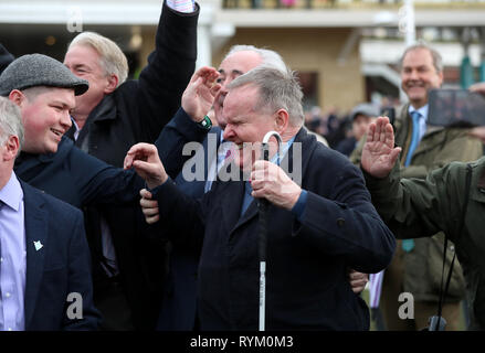 Andrew Gemmell, propriétaire de Paisley Park célèbre remportant la course du soleil au cours de l'obstacle des Stayers St Patrick's jeudi de la Cheltenham Festival 2019 à l'Hippodrome de Cheltenham. Banque D'Images