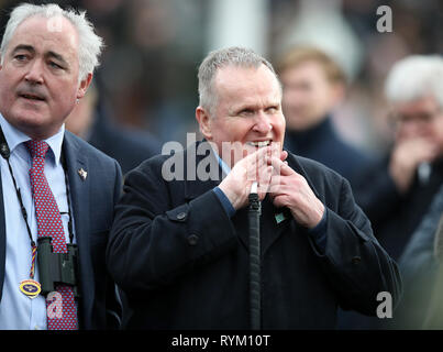 Andrew Gemmell, propriétaire de Paisley Park célèbre remportant la course du soleil au cours de l'obstacle des Stayers St Patrick's jeudi de la Cheltenham Festival 2019 à l'Hippodrome de Cheltenham. Banque D'Images