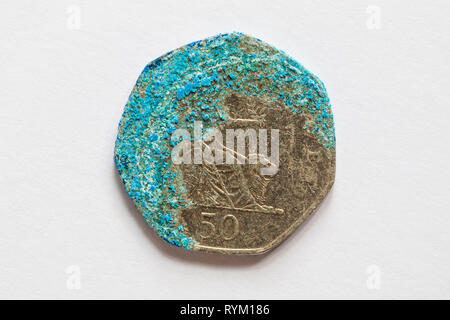 50p 50 pièce de cinquante pence avec verdigris vert ternissant bleu-vert isolé sur fond blanc - figure de Britannia Banque D'Images