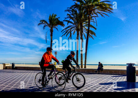 Plage de Valence Malvarrosa, Les Gens à vélo sur la plage, El Cabanyal barrio, Espagne ville de vélo Banque D'Images