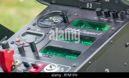 Les boutons et les pièces de la planche de bord d'un avion militaire avion où le pilote est assis Banque D'Images