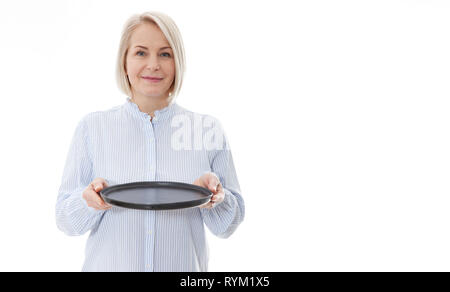 Serveuse femme cuisine vide donne la plaque noire pour vos produits publicitaires isolé sur fond blanc. Maquette pour une utilisation Banque D'Images