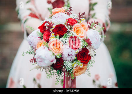 Bouquet de mariage. Gros plan d'une mariée de style alternatif avec un bouquet coloré. Mariages autorisés coronavirus Angleterre Royaume-Uni Banque D'Images