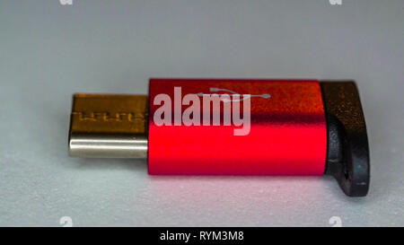 Un examen plus attentif de la clé USB rouge-C adaptateur micro utilisé pour le stockage de fichiers dans l'ordinateur Banque D'Images