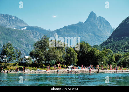 Baigneurs sur la rivière Rauma dans le paysage estival de la vallée de Romsdalen Åndalsnes, Norvège Banque D'Images