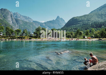 Baigneurs sur la rivière Rauma dans le paysage estival de la vallée de Romsdalen Åndalsnes, Norvège Banque D'Images