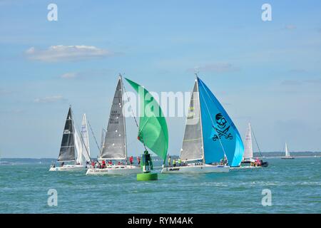 Yachts à voile sur le Solent au cours de la semaine de Cowes en 2018, au large de Cowes (île de Wight Banque D'Images