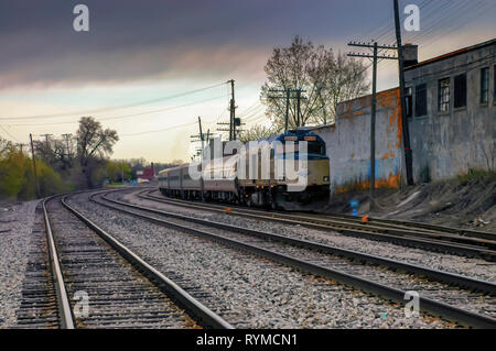 Une locomotive diesel et les voitures appartenant à Amtrak-National Railroad Passenger Corporation-ralenti sur la voie ferrée à Pontiac, Michigan, USA. Banque D'Images