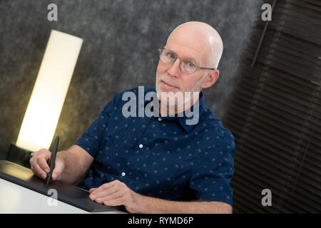Un concepteur principal à l'aide de tablette graphique at office Banque D'Images