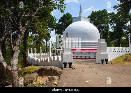 L'Aluvihare Temple Rock (aussi appelé Matale Alu Vihara) est un temple bouddhiste situé dans le district de Matale Aluvihare, Sri Lanka Banque D'Images