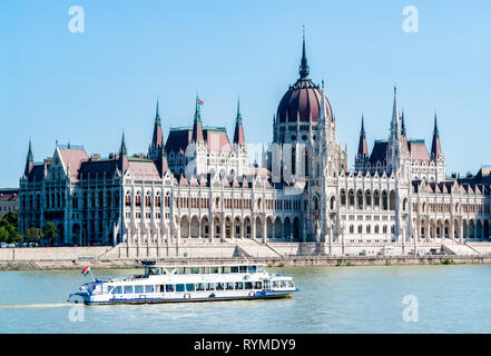 Bâtiment du Parlement hongrois à Budapest et blanc tour voile Banque D'Images