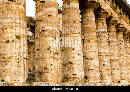 Détail de la colonnade dorique Temple d'Hera II, aussi appelé le Temple de Neptune, est un temple grec à Paestum, Italie Banque D'Images