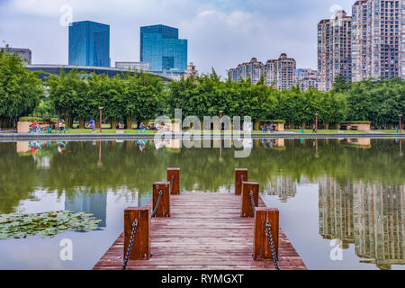 FOSHAN, Chine, 21 octobre : c'est une vue de lac, un célèbre Qiandeng Lake situé dans le centre-ville le 21 octobre 2018 à Foshan Banque D'Images