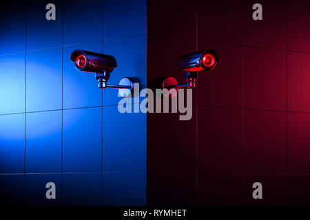 Deux caméras CCTV de sécurité sur le coin du mur. Le bon et le mauvais côté de la notion de surveillance. Le rendu 3D Banque D'Images