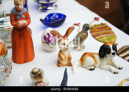 Bibelots Knick du lapin de Pâques, l'œuf et le chien avec d'autres dans un magasin Banque D'Images