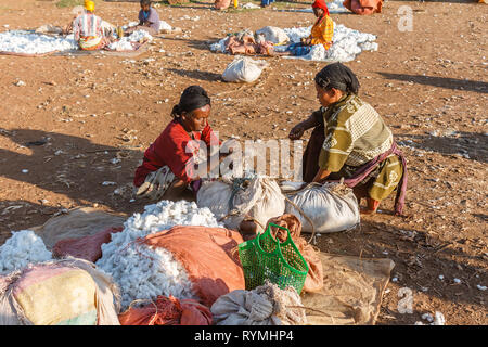 Chencha, Éthiopie - Décembre 05, 2013 : les femmes éthiopiennes vendre le coton sur le marché local. Banque D'Images