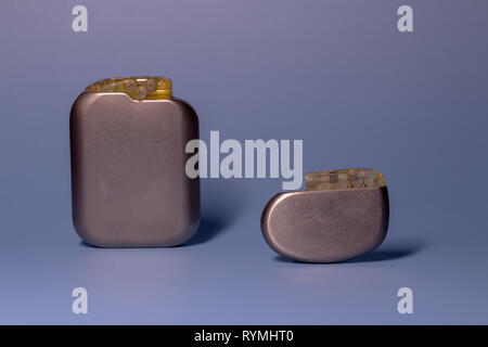 Deux vieux pacemaker collection sur un fond neutre. Les dispositifs implantables chez l'homme. La médecine de haute technologie. Banque D'Images