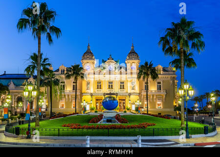 Monte Carlo, Monaco. Avant de la Grand Casino au crépuscule. Banque D'Images