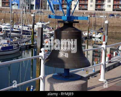 Pointer du doigt sur une vieille cloche pour le Musée Maritime à la marina de St Helier, sur l'île de Jersey, Îles britanniques, Royaume-Uni. Banque D'Images