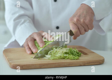 Portrait of chef homme mains cuisine salad close up Banque D'Images