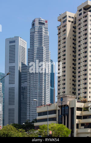 Vue verticale de l'architecture du quartier central des affaires de Singapour sur la gauche et du bâtiment résidentiel sur la droite. Banque D'Images