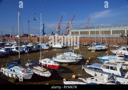 Plaisir Bateaux & Yachts amarrés dans la cale sèche à St Helier à partir du sentier du Littoral à Jersey, Channel Islands. Banque D'Images