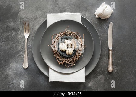 Table de Pâques avec des oeufs nest comme décor sur les sombres. Vue d'en haut. Banque D'Images