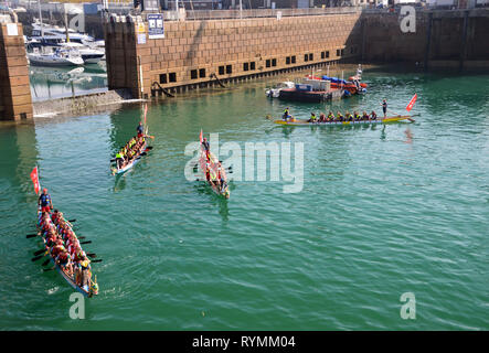 Les équipages de bateaux de se préparer pour la course de Dragon dans l'Albert Dock, St Helier, île de Jersey, Îles britanniques, Royaume-Uni. Banque D'Images